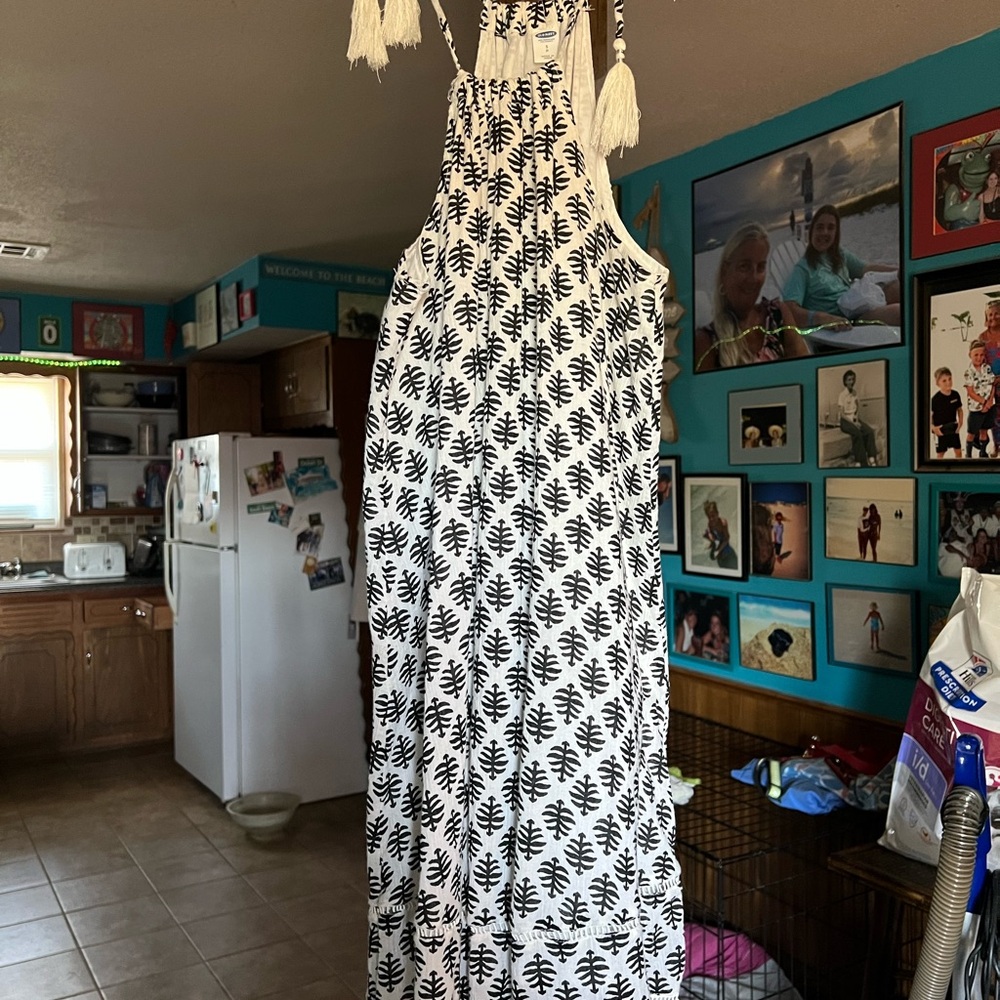 Old Navy Black and White Leaf Maxi Dress